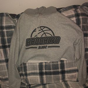 I’m selling this really comfy crop top hoodie
